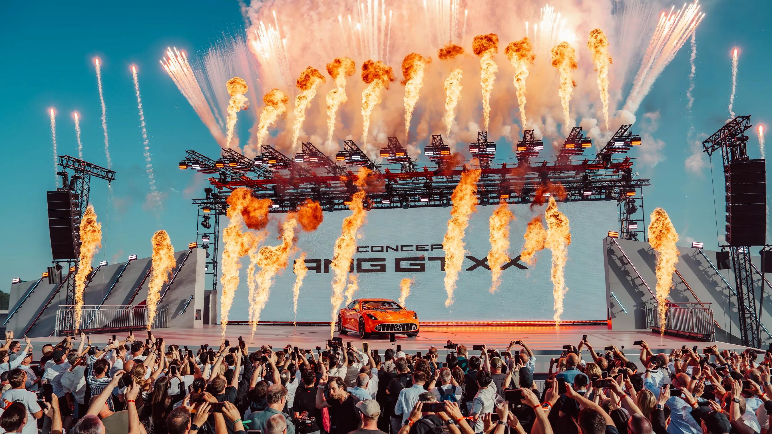 Die Vorstellung des CONCEPT AMG GT XX mit Pyrotechnik