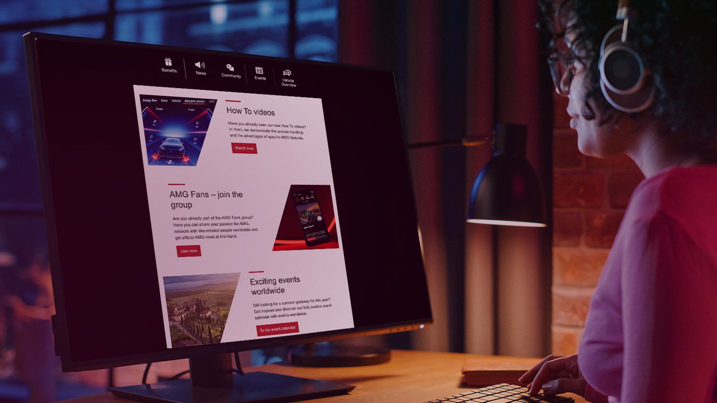 Eine Frau sitzt vor einem Computer-Bildschirm