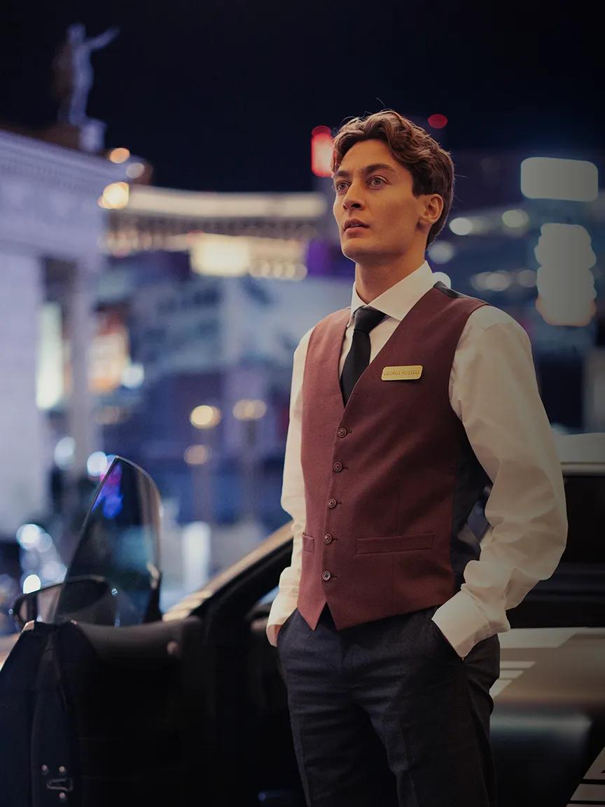 Geroge Russle steht vor dem neuen Mercedes-AMG GT 4-Türer Coupé Prototyp