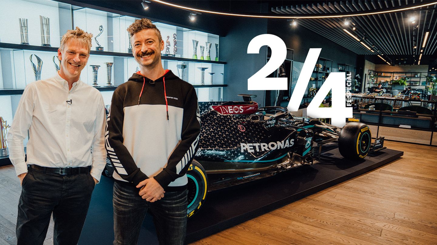Felix und Faye vor einem Rennfahrzeug des Mercedes AMG Petronas F1 Teams