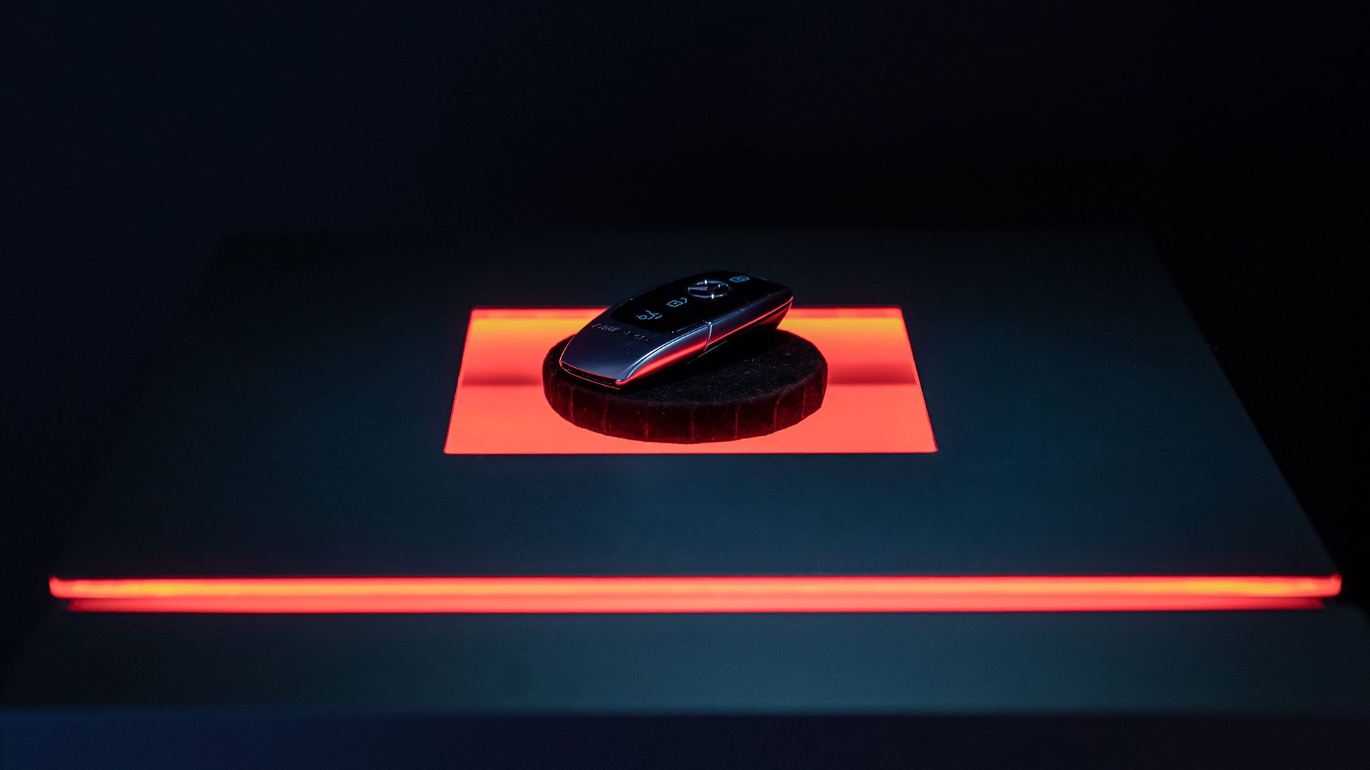 Der AMG Autoschlüssel auf einem auf einem Sockel