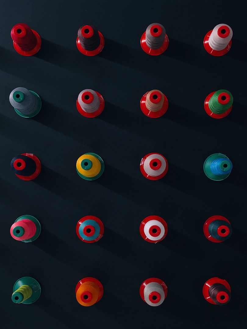 Stylisch in Szene gesetzte Garnrollen.