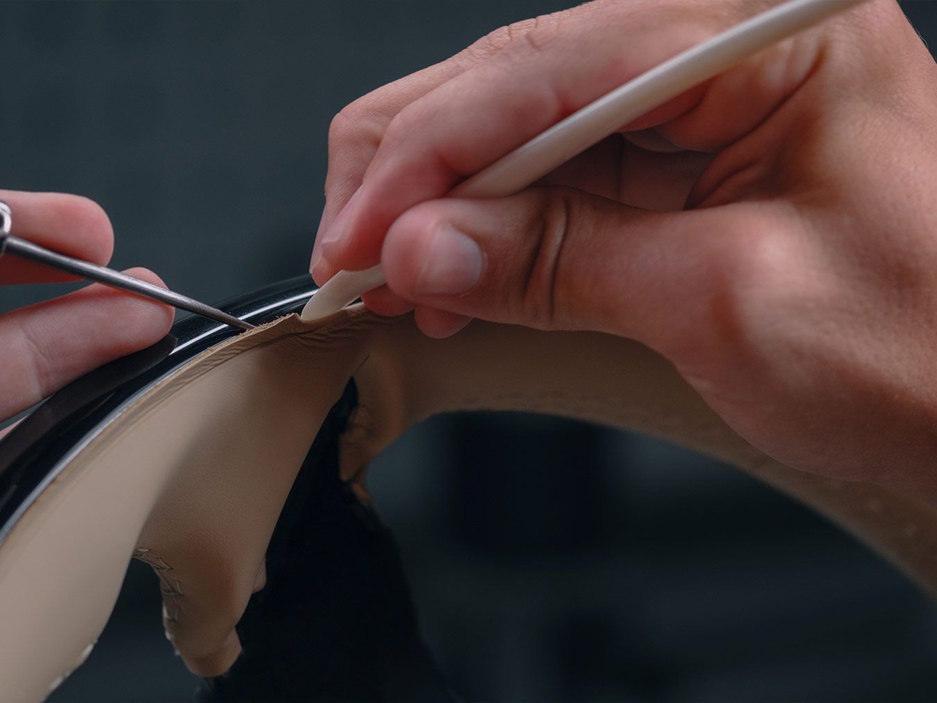 Fokus von zwei Händen bei Näharbeiten.