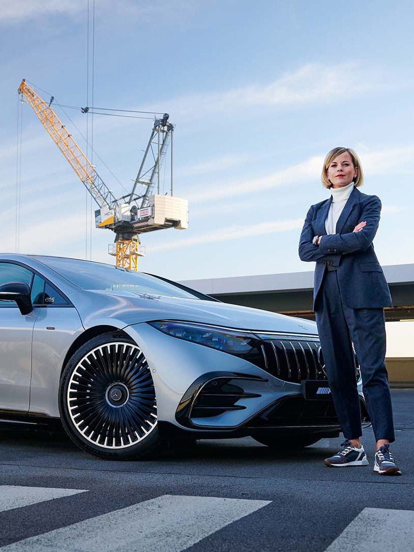Susie Wolff vor dem Mercedes-AMG EQS 53 4MATIC+