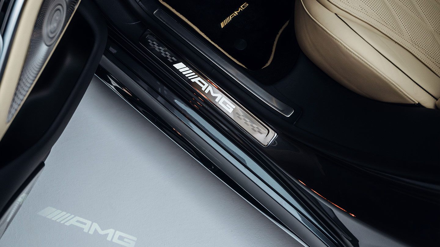 Der Mercedes-AMG Schriftzug einer Einstiegsleiste.