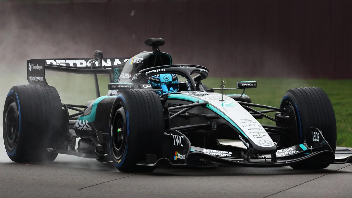 W17 auf der Strecke mit George Russell am Steuer