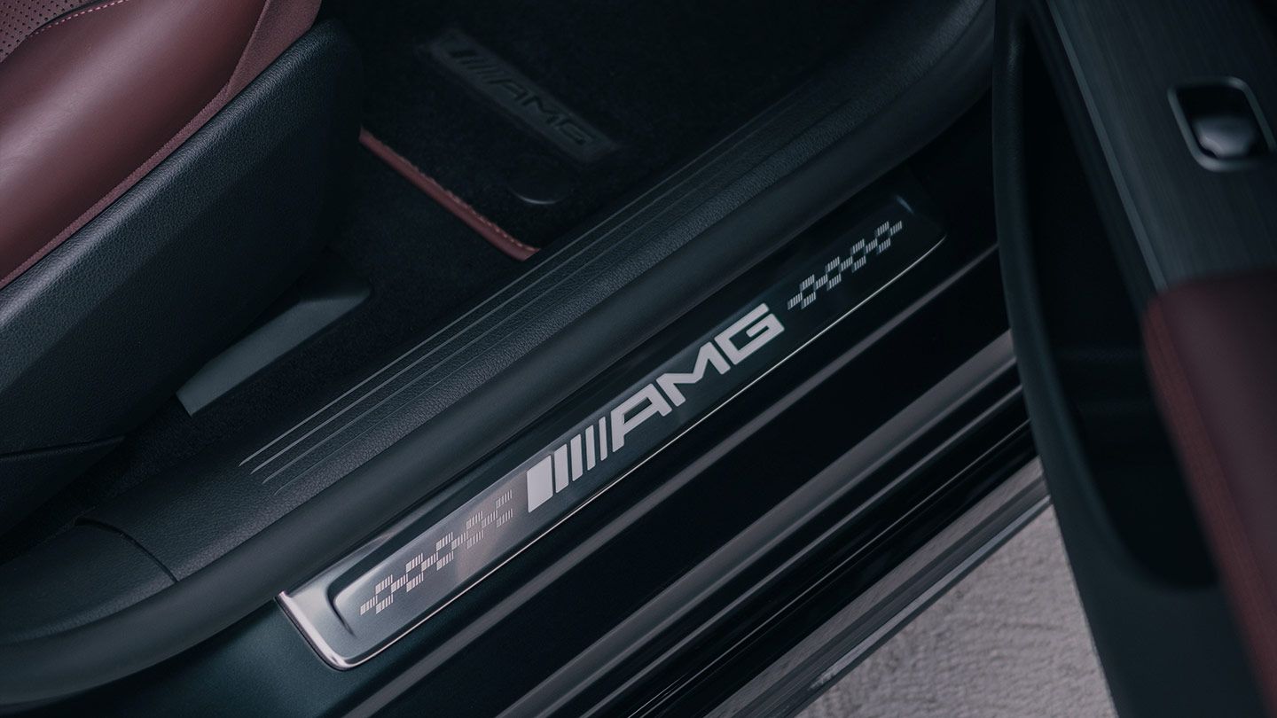 Der Mercedes-AMG Schriftzug einer Einstiegsleiste.