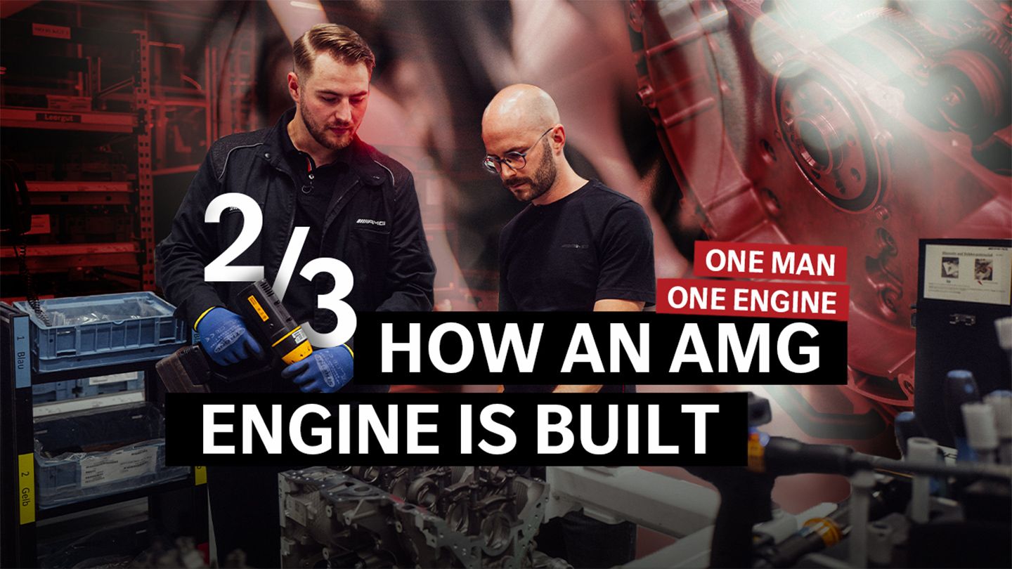 Kevin und Cornelius posieren beim Motorenbau