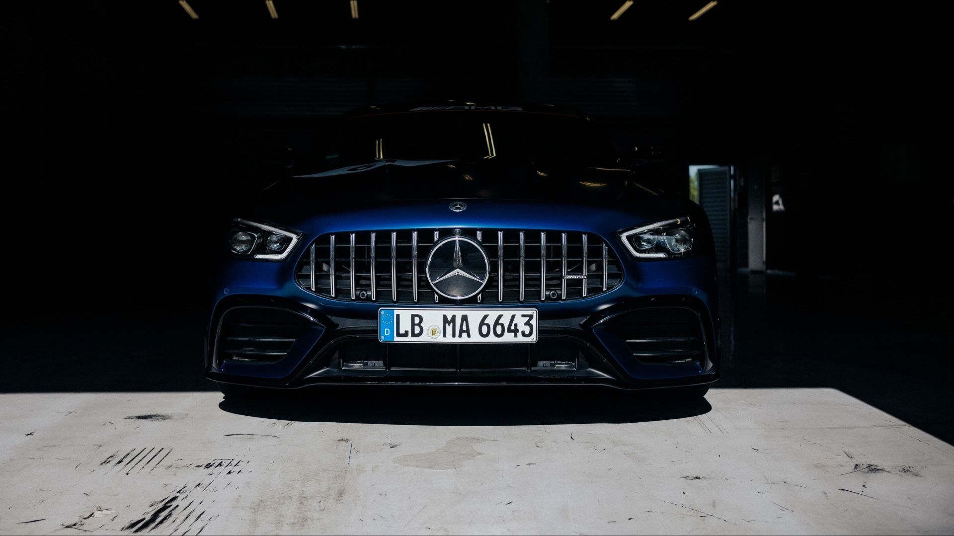 Die Front eines Mercedes-AMG GT Coupé, das in einer Garage parkt.