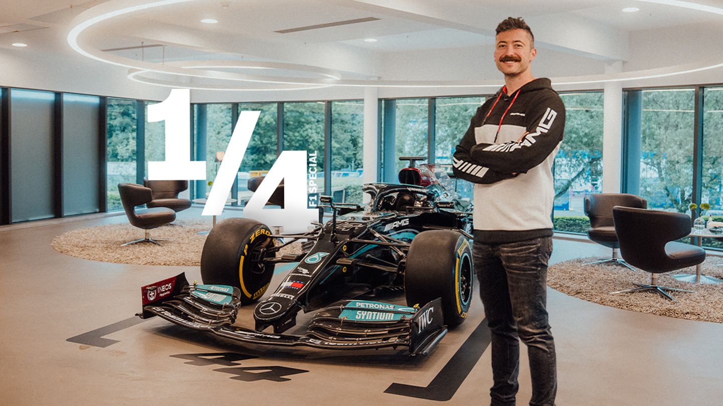 Felix vor einem Rennfahrzeug des Mercedes AMG Petronas F1 Teams