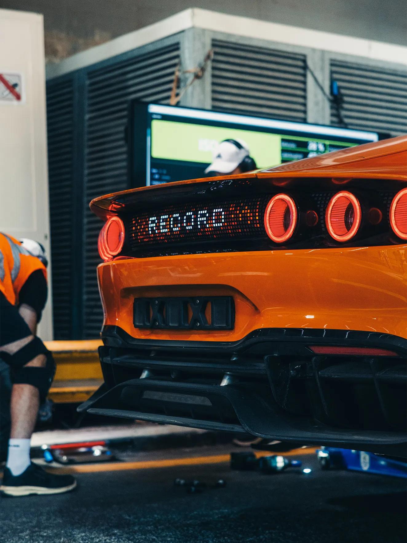 Heckansicht Mercedes-AMG GT XX mit der Aufschrift "Record"