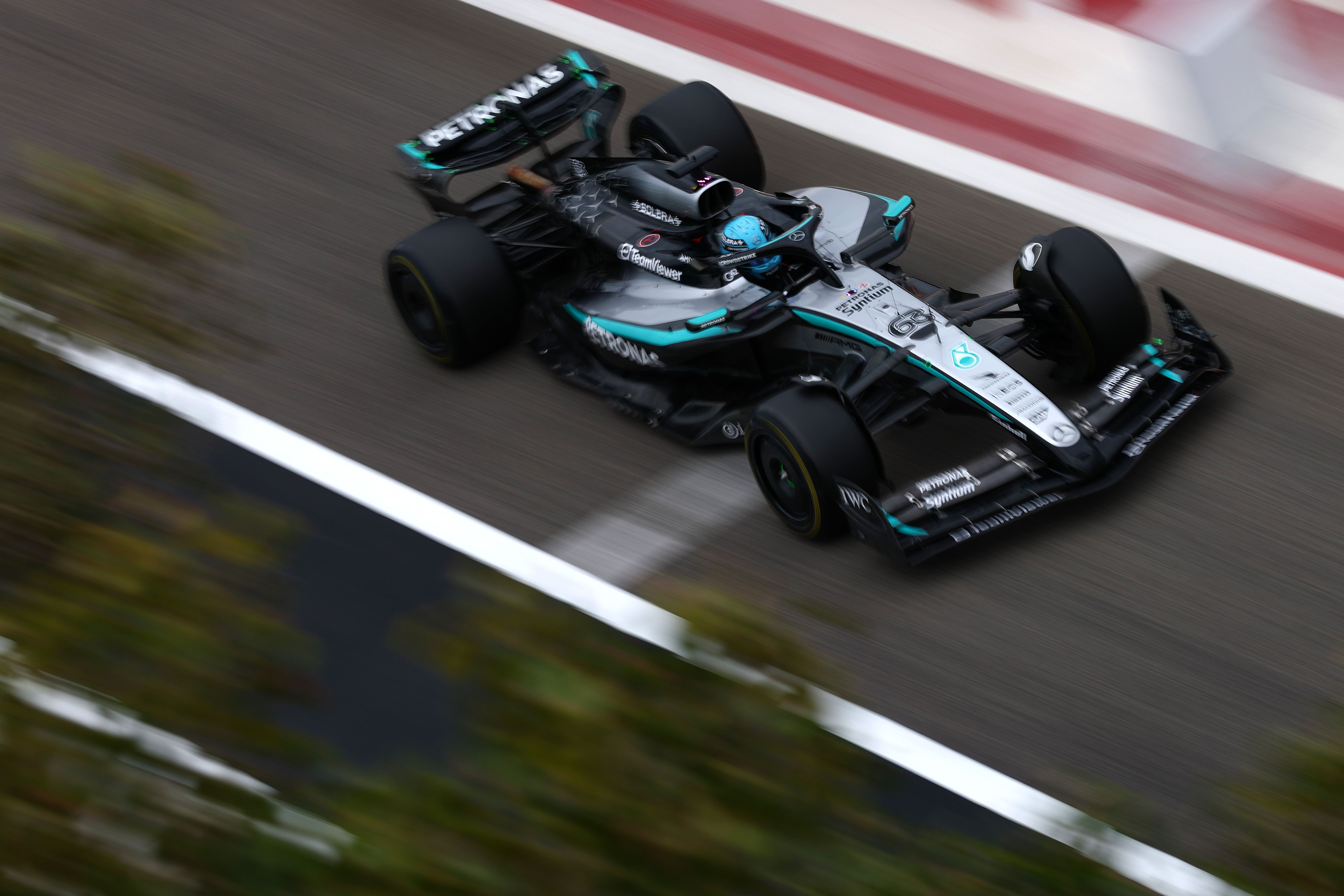 W15 auf der Strecke mit George Russell am Steuer