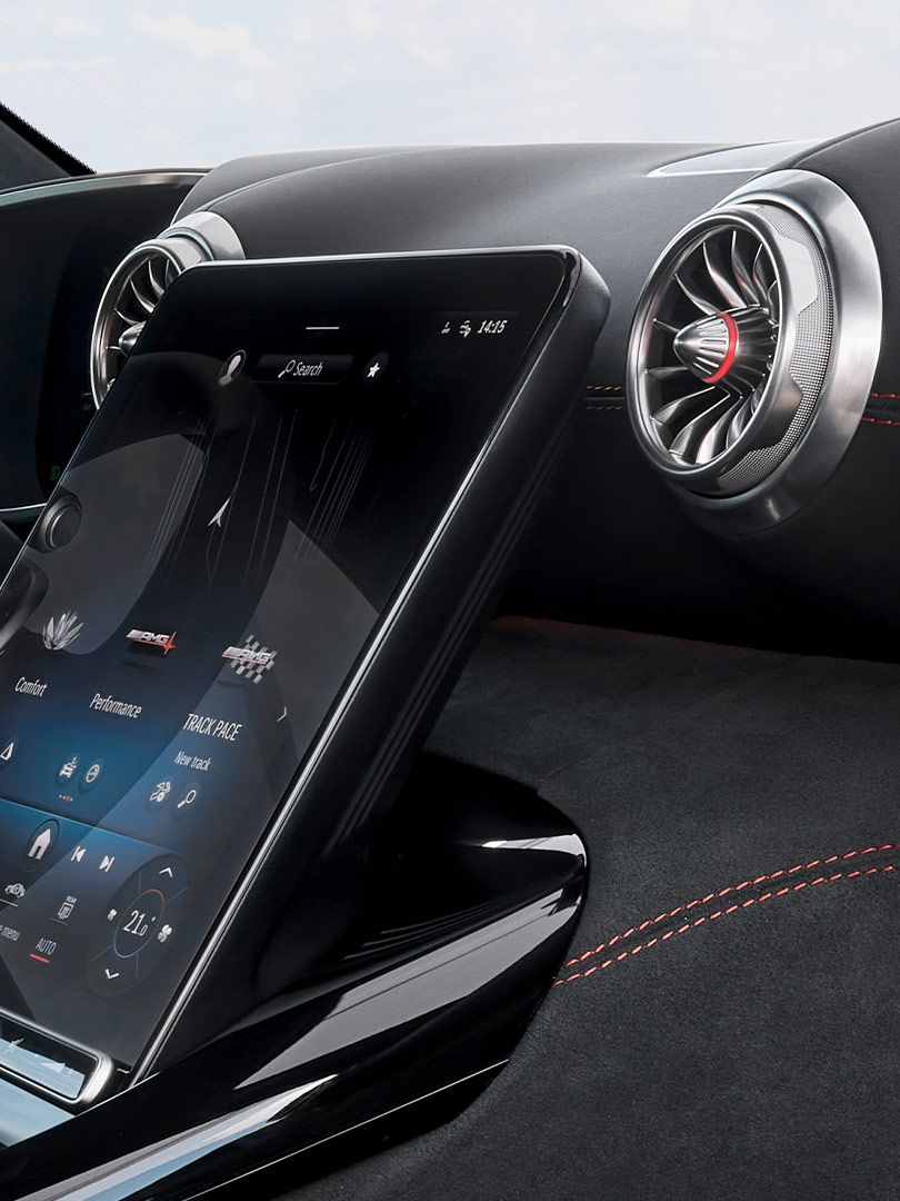 Nahaufnahme Bordcomputer und Lüftungsgitter.