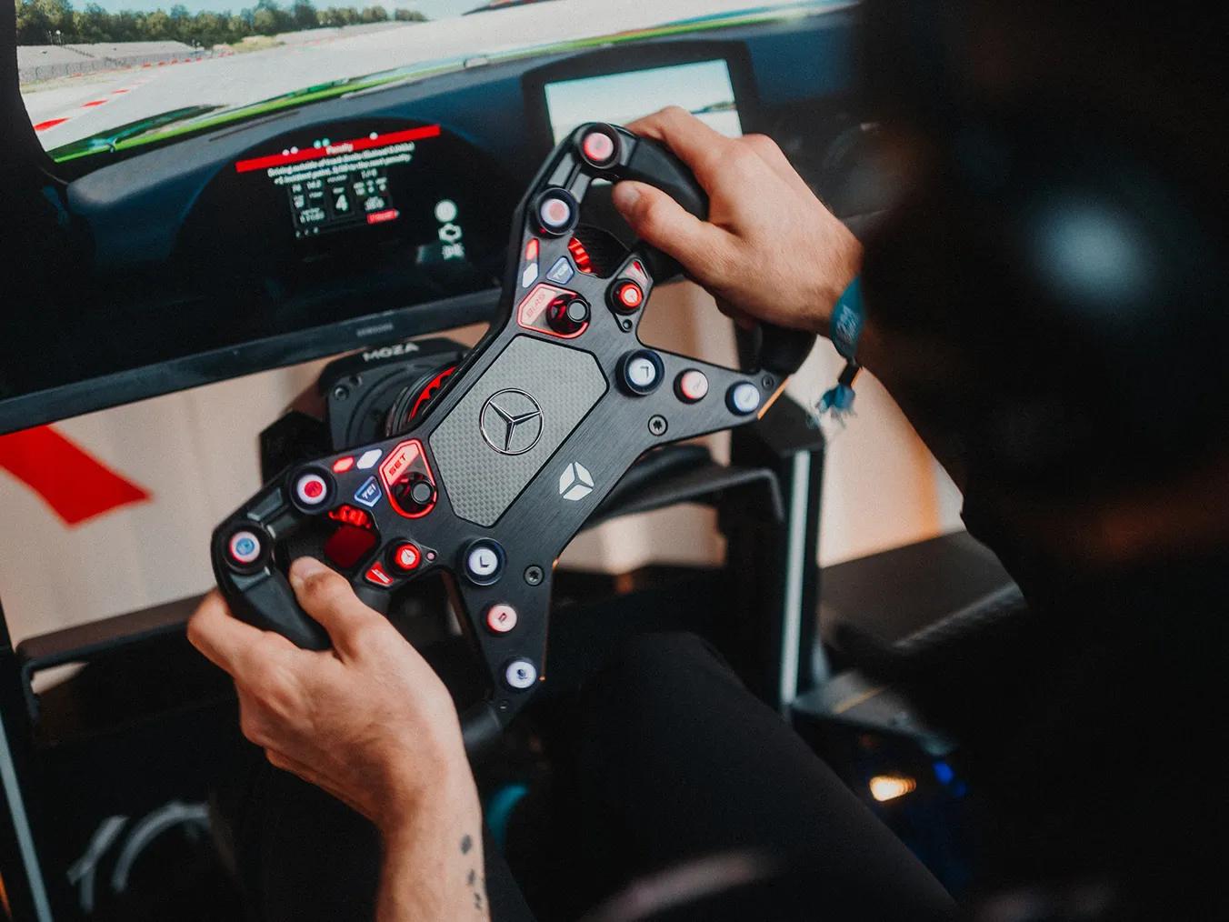 Im Simulator wird ein Rennen gefahren