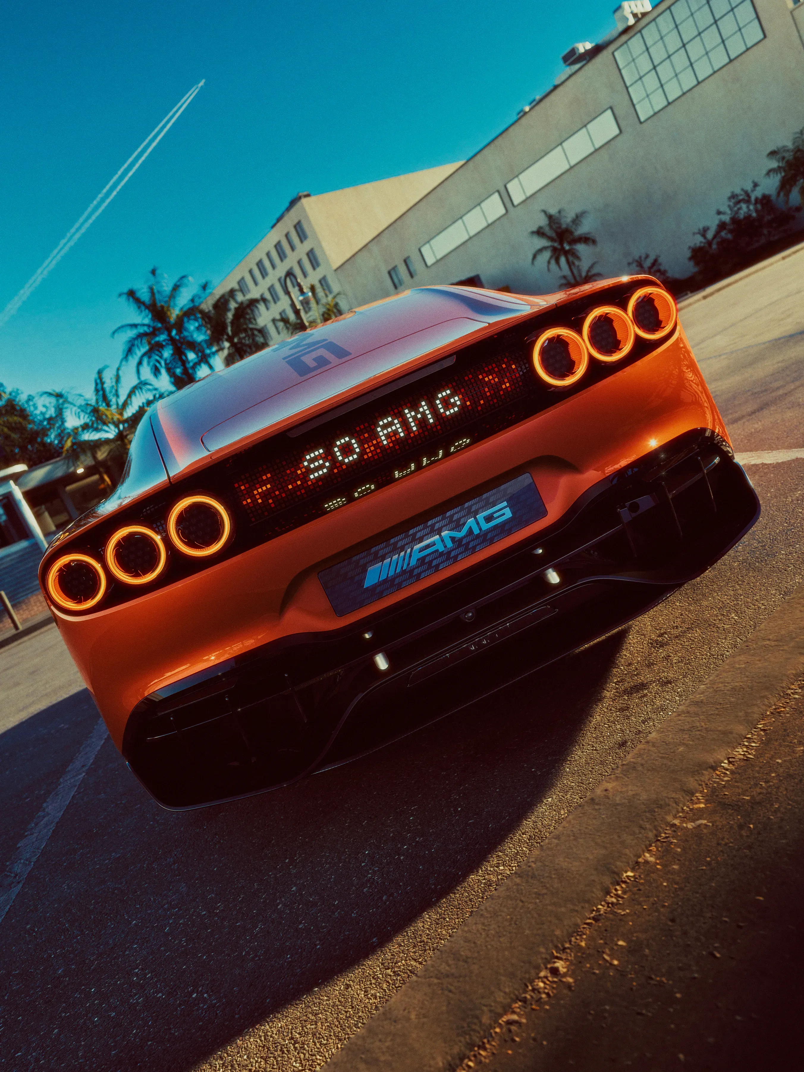 Heckansicht des CONCEPT AMG GT XX mit Fokus auf das MBUX Fluid Light Panel