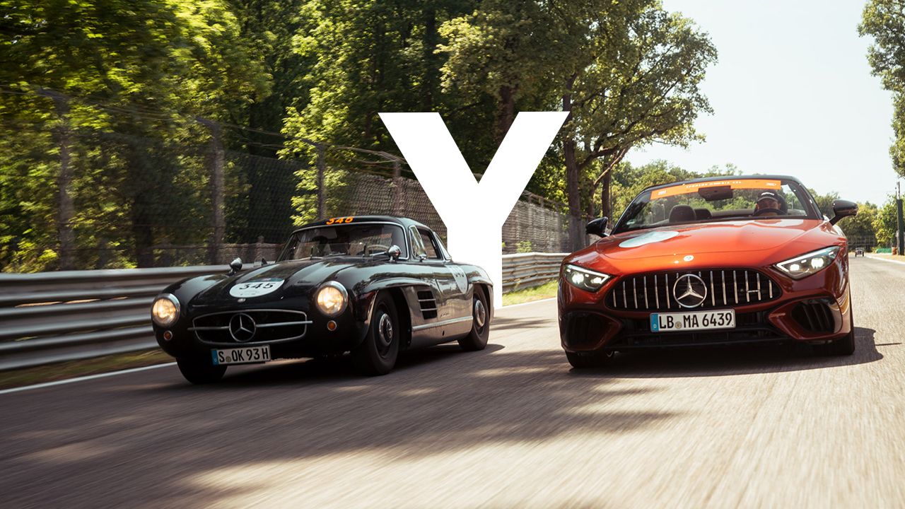 A Mercedes-Benz 300 SL and a Mercedes-Benz SL drive side by side on a street in Bresica