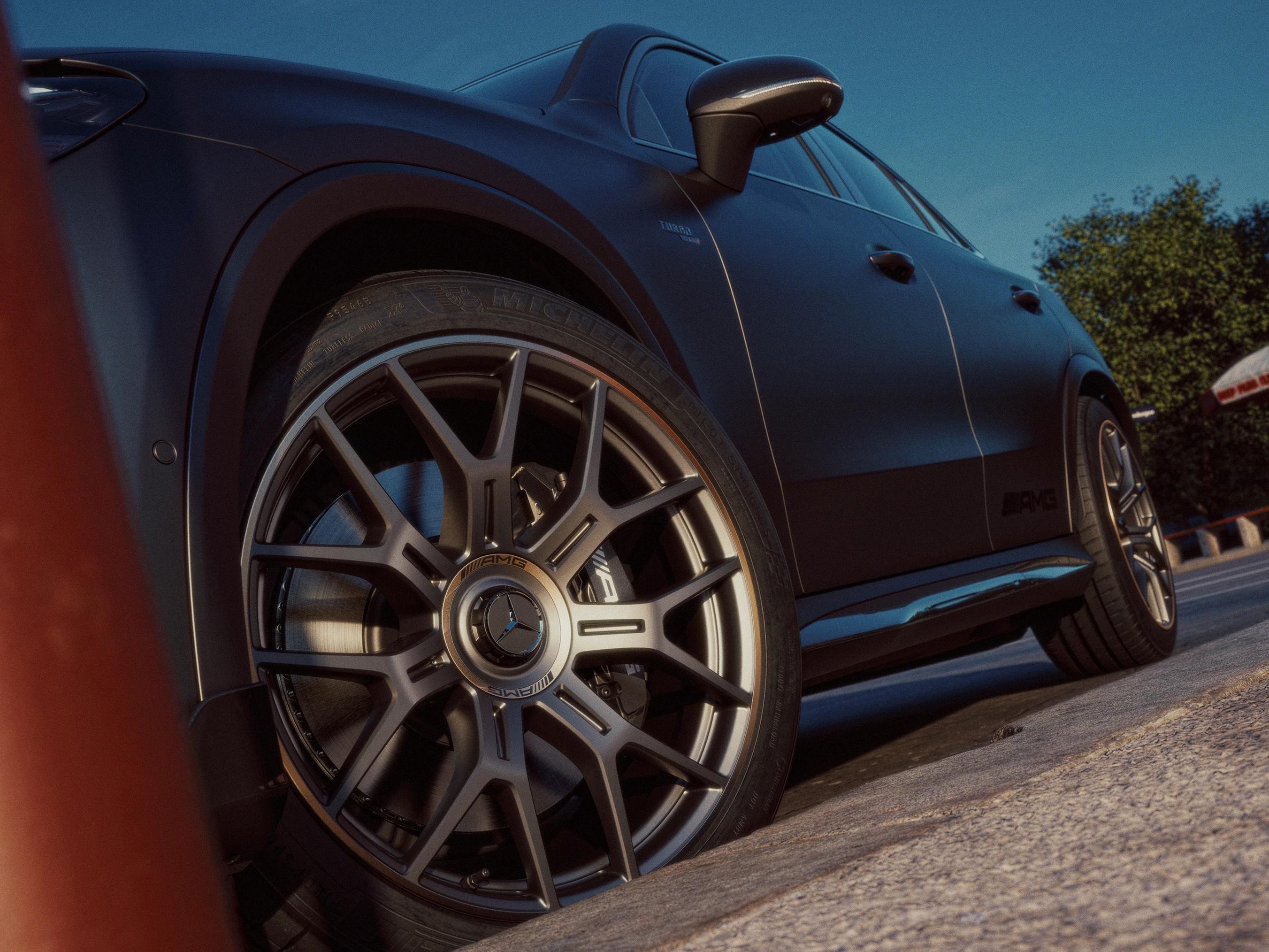 Detailed view of the wheel and rim of the Mercedes-AMG GLC 53 4MATIC+ Coupé