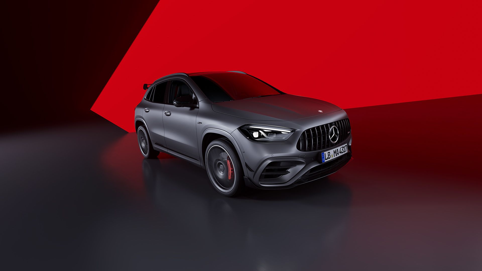 Side view of the new Mercedes-AMG GLA 45 S 4MATIC+.