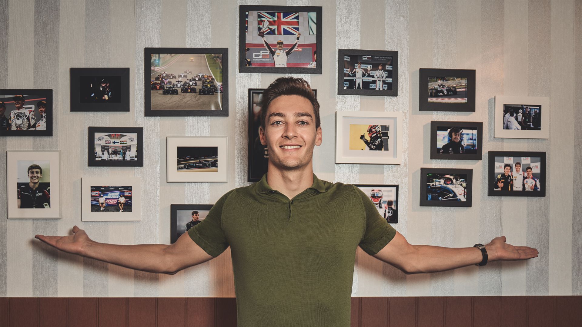 George Russel in front of a picture wall