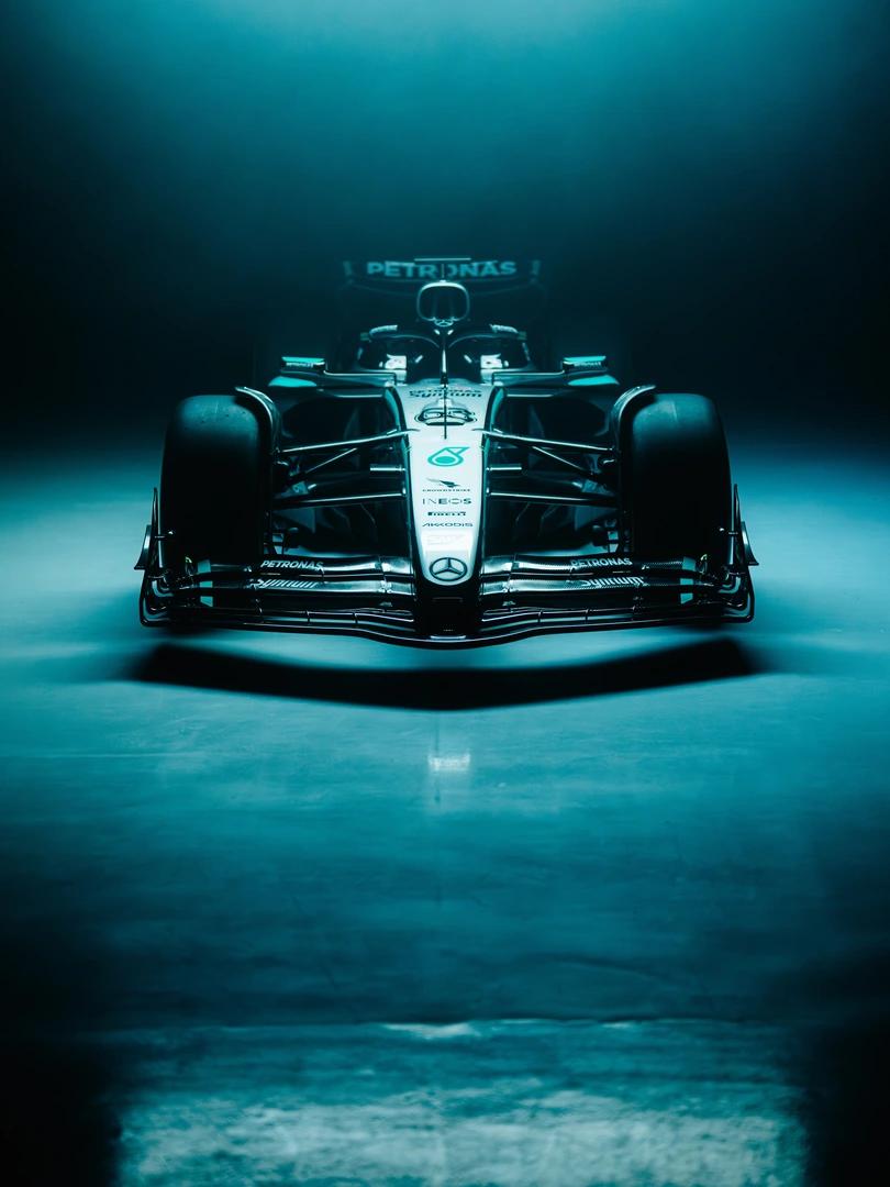 Der Mercedes-AMG F1 W16 E PERFORMANCE von vorne.