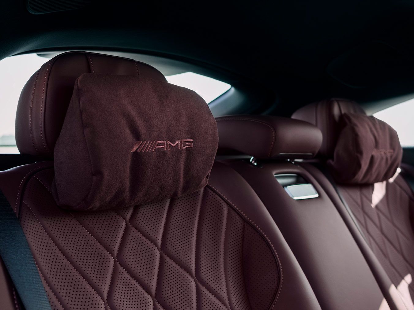 Close-up of the rear seat with luxurious nappa leather upholstery in mystic red.