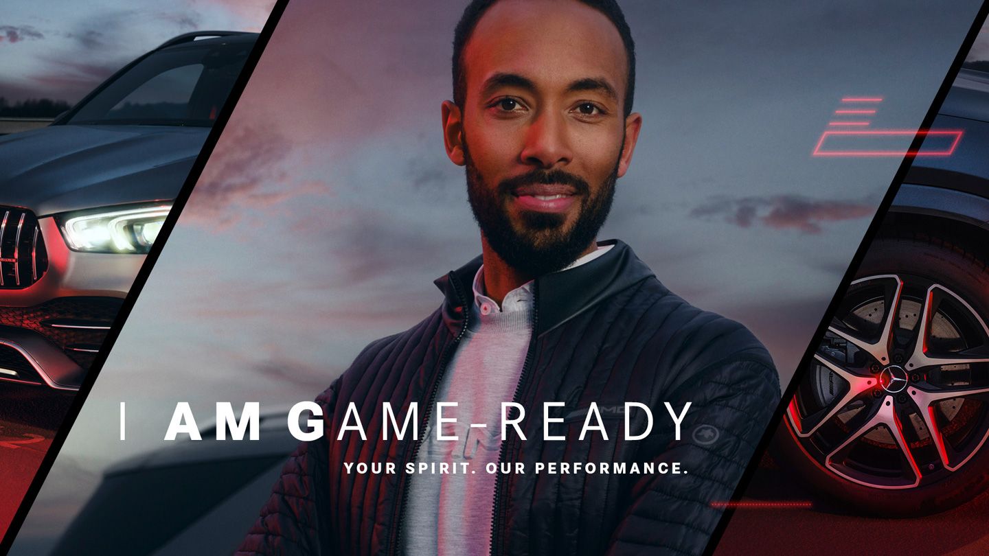 Mann mit Ausschnitten eines dunklen Mercedes-AMG und den Worten 'I am game-ready. Our Spirit. Our Performance.'