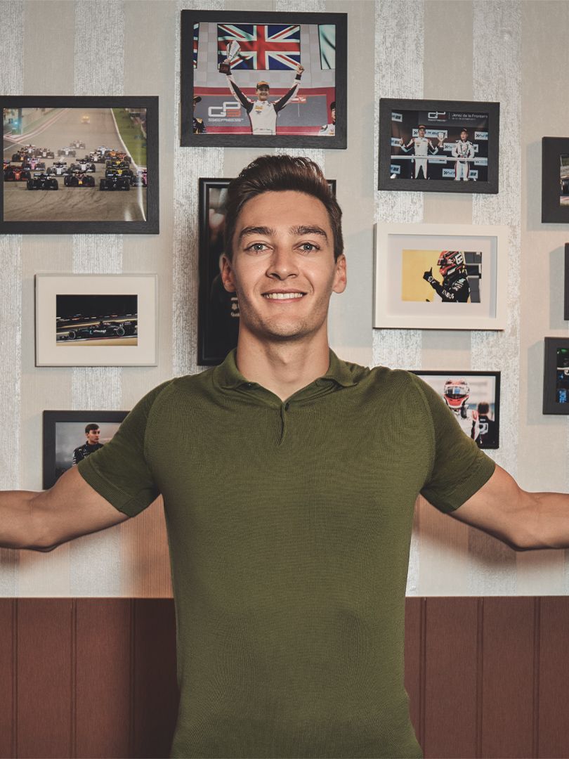 George Russel vor einer Fotowand