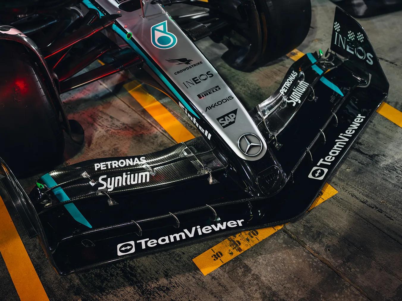 Der Mercedes-AMG F1 W16 E PERFORMANCE von vorne.