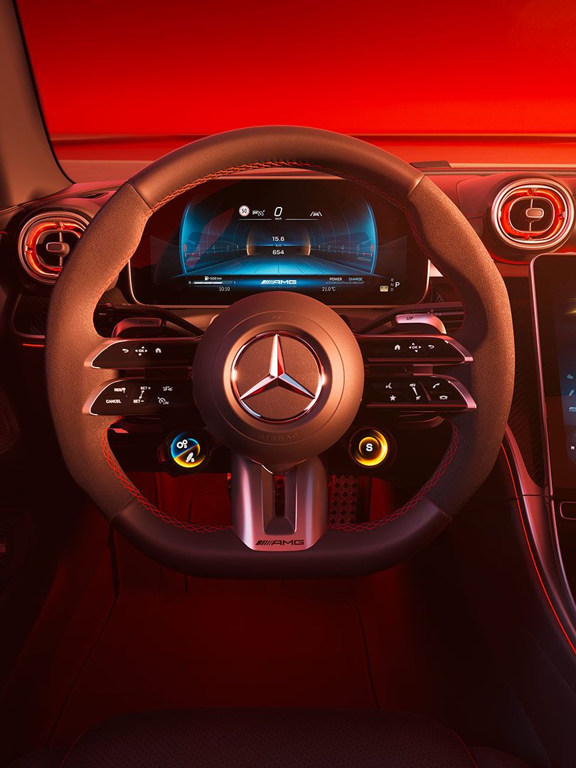 In focus: the steering wheel of the cabriolet.